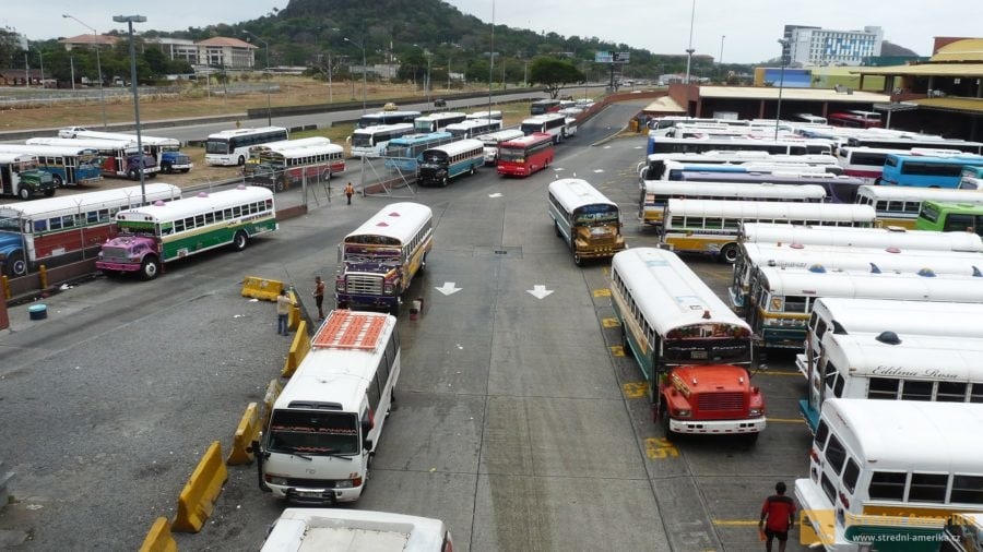 Panama, autobusový terminál, parkoviště Diablos rojos de Panamá.