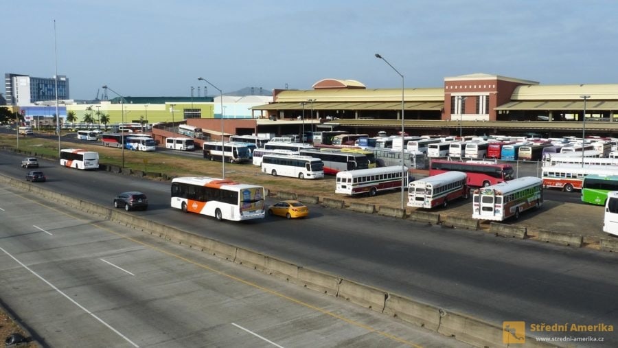 Doprava do Colónu z Panama City je možná autobusy. Odjíždějí z hlavního terminálu Albrook.