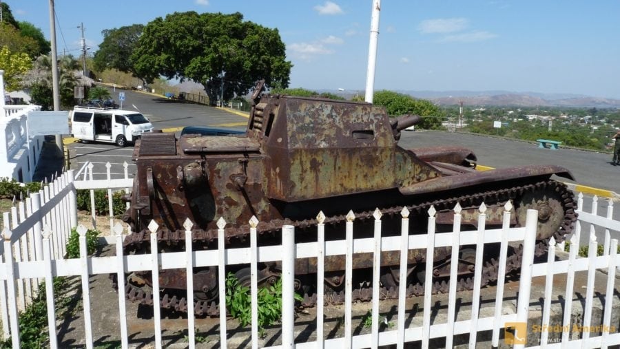 Managua, vrchu Tiscapa, tank věnovaný Musolinym