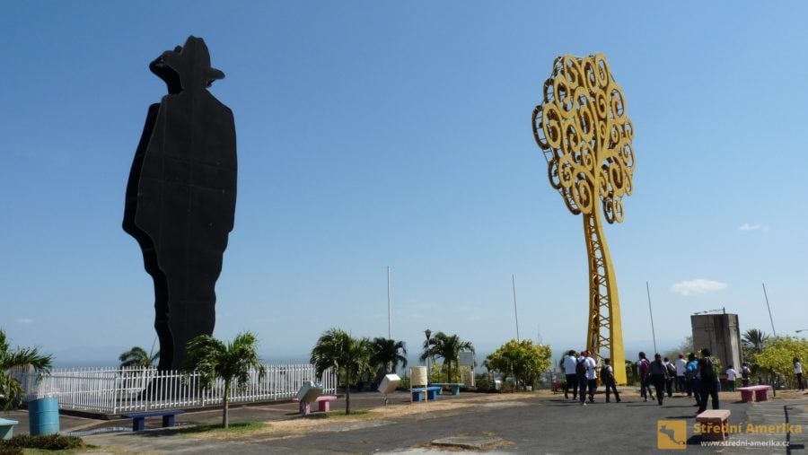 Managua. Silueta Sandiny nad městem a strom jako symbol nové Managuy.