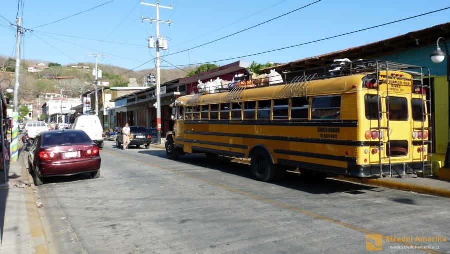 Nikaragua, San Juan del Sur. Autobus z Rivas.