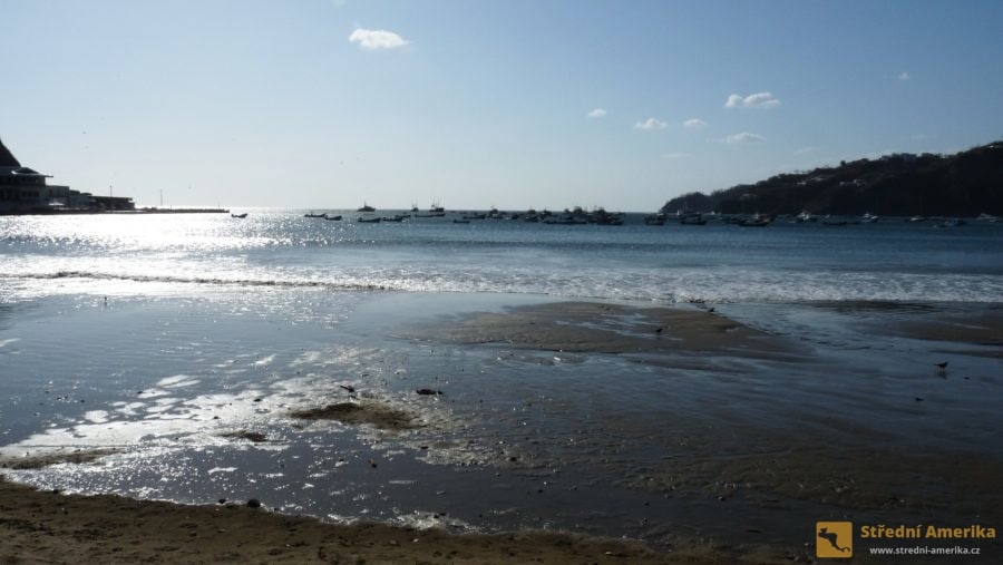 Nikaragua, San Juan del Sur. Místu dominuje modrý oceán a stříbrné slunce. Barvy Nikaraguy.