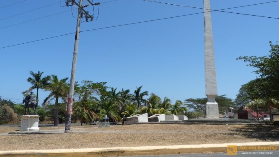 Nikaragua: Jezdecký socha a obelisk v La Virgin. Místo přestupu při cestě autobusem do San Juan del Sur.