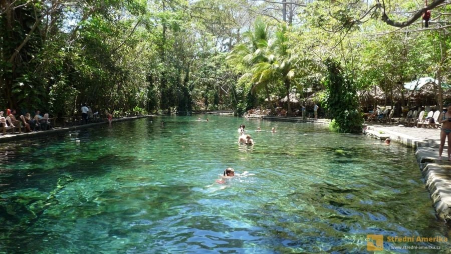 Ometepe, Ojo de Agua. Relaxační areál se stále chladnou vodou.