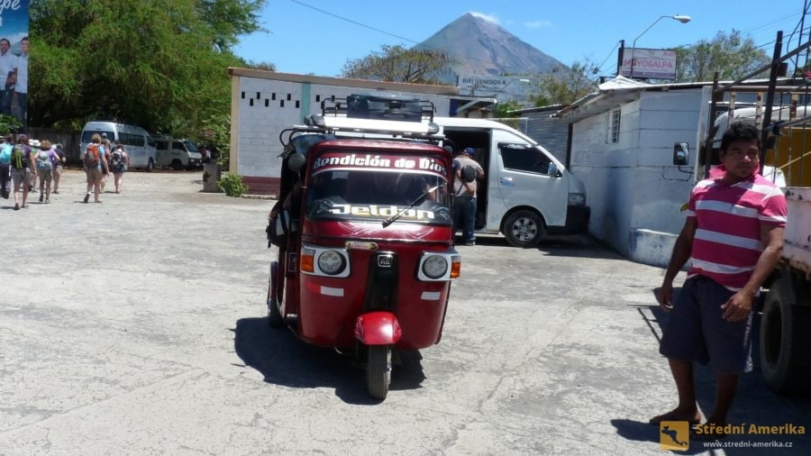 Ometepe: V přístavu turistu očekávají nájemní vozidla všeho druhu.