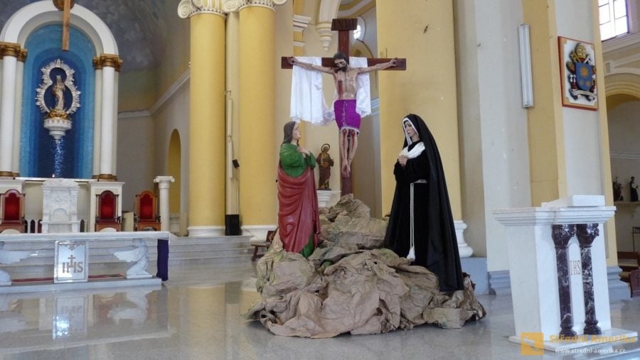 Středoamerická obliba náboženských figurálních kompozicí. Granada, Nikaragua