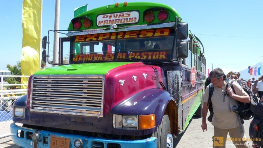 Nikaragua. Typický chicken, kuřecí autobus na místní lince Rivas - Managua.