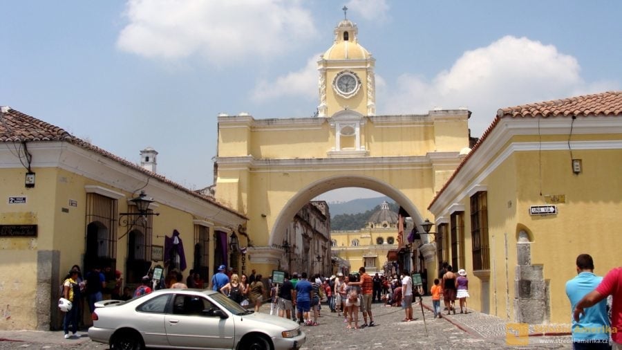 Antigua Guatemala, Žlutý oblouk, brána Santa Catalina.