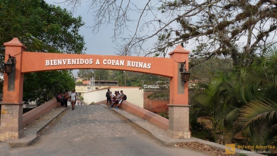 Honduras. Vstupní brána do současného města Copánu.