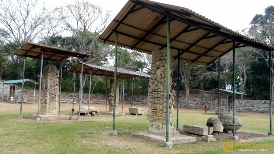 Copán. Stříšky chrání stély, umělecká kamenosochařská díla zpodobňující životy panovníků.