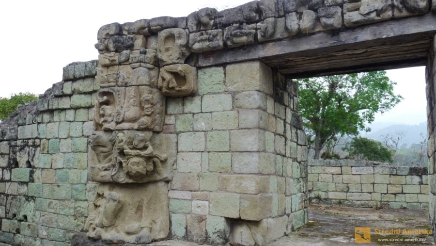 Copán. Na mayské stavby byl mimo jiné materiály používán i nazelenalý andezit sopečného původu.