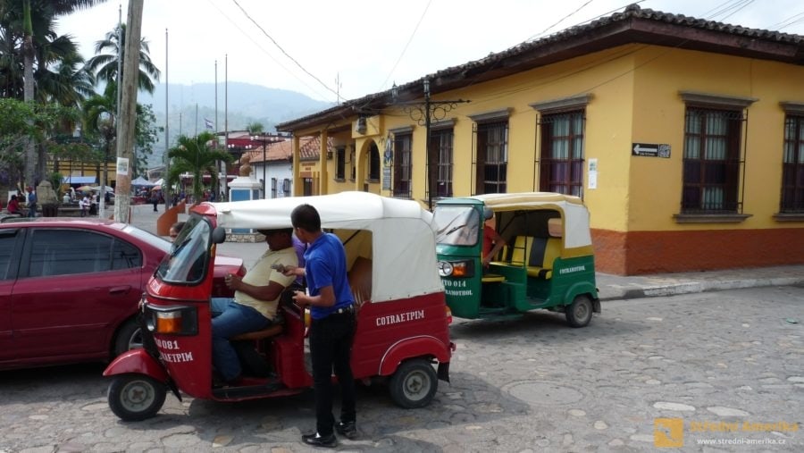 Honduras, Copán. K cestě z města k ruinám si lze najmout mototaxi.