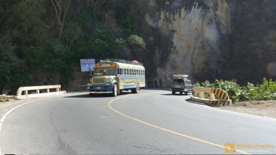 „Kuřecí autobusy“, chicken buses, jsou typickým středoamerickým dopravním prostředkem.