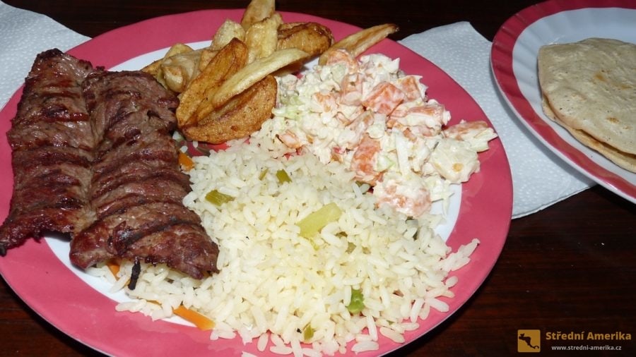 Guatemala. Comida corrida je označení obměnitelného denního menu.