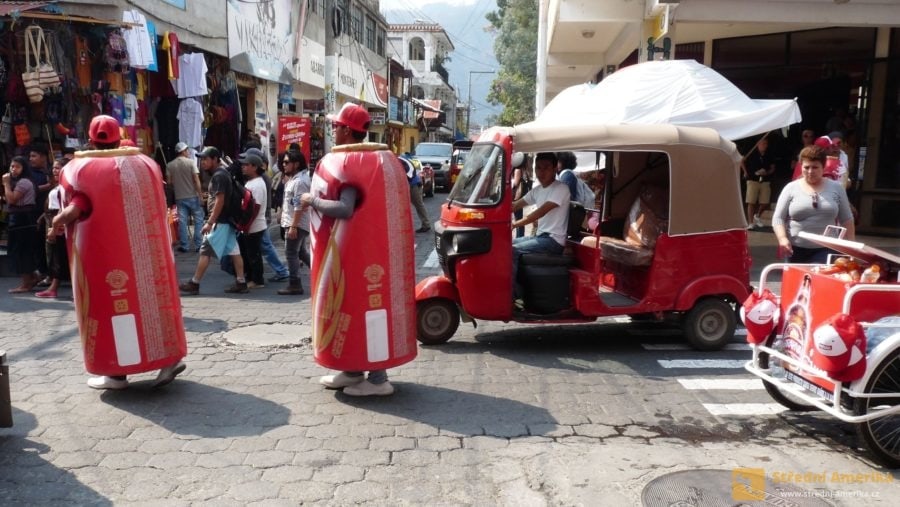 Guatemala, Panajachel. Klid a idylu nikdo ve městě neočekává.