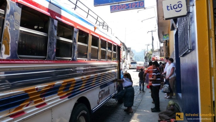 Guatemala. Do Chichicastenango se místní i turisté dopravují převážně autobusy