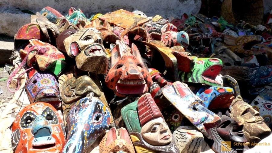 V Chichicastenangu  je továrna na výrobu rituálních masek mayských tanečníků. Na trhu jsou k mání.