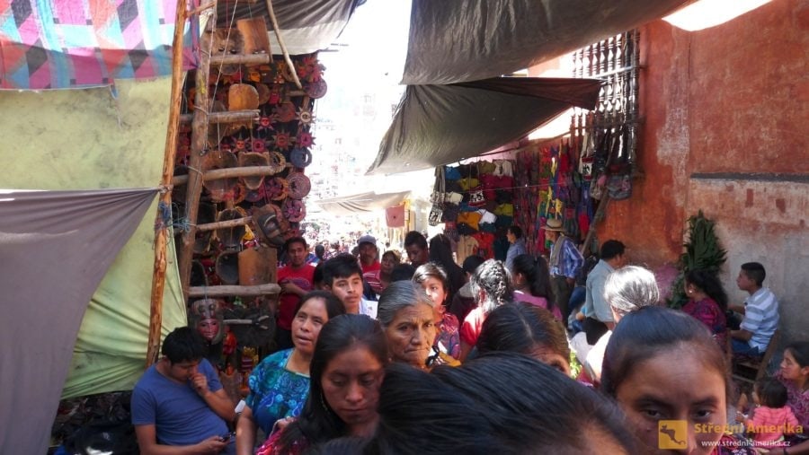 Guatemala, Chichicastenango Skoro všichni obyvatelé (uvádí se 98,5%) jsou mayští K'iche.