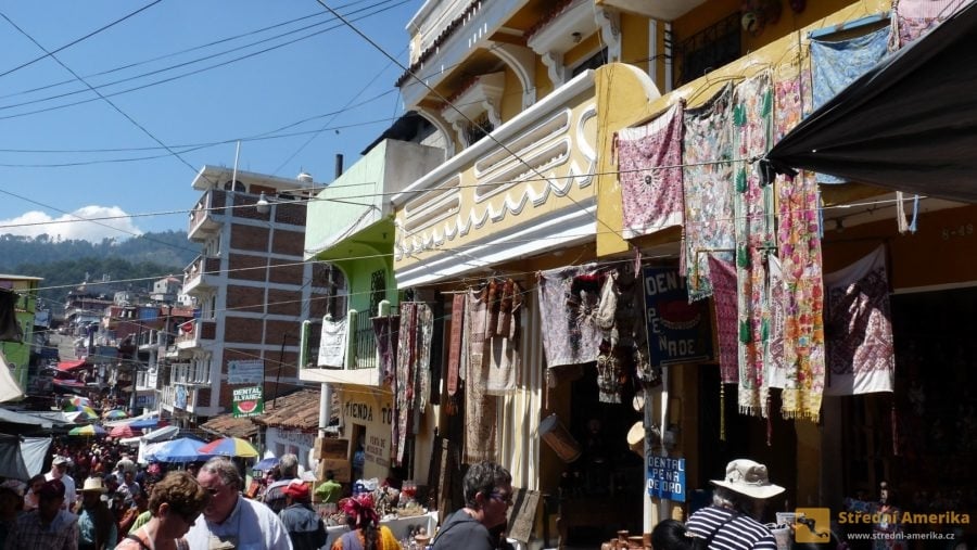 Mayské trhy, Chichicastenango, hlavní ulice přeplněná nakupujícími a turisty