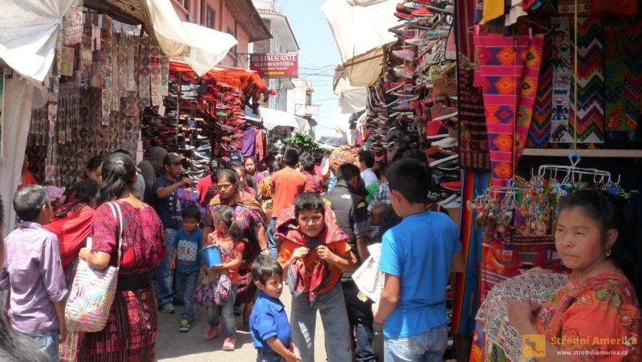 Guatemala, Chichicastenango. Impozantní domorodé trhy se konají každý čtvrtek a v neděli.