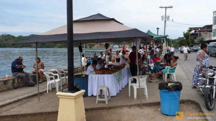 Guatemala, Flores. Nábřeží se stánky s čerstvými, levnými a výtečnými specialitami.