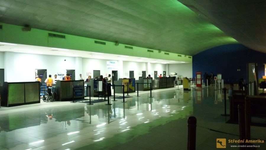 Guatemala. Mezinárodní letiště ve Flores.