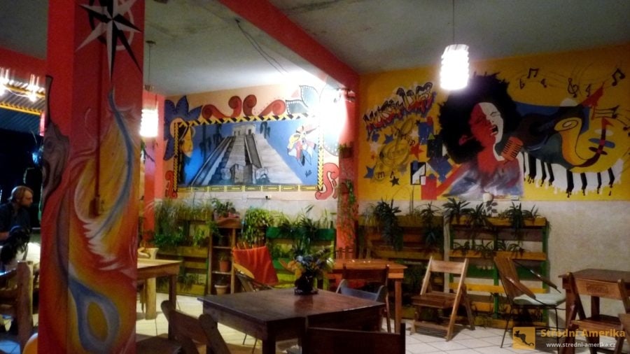 Guatemala, Flores. Kavárna levného hotelu Mirador del Lago.