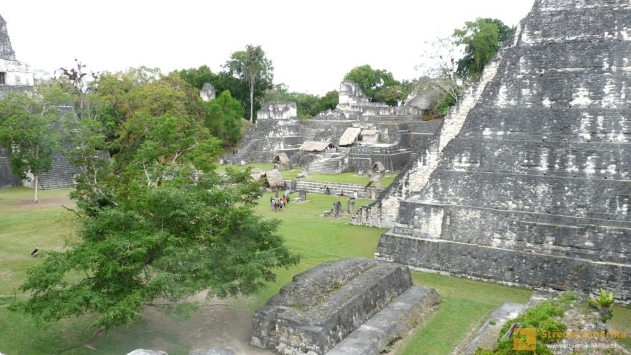 Guatemala, Tikal. Návštěvníci mezi ruinami volně procházejí, na některé budovy mohou vystoupat.