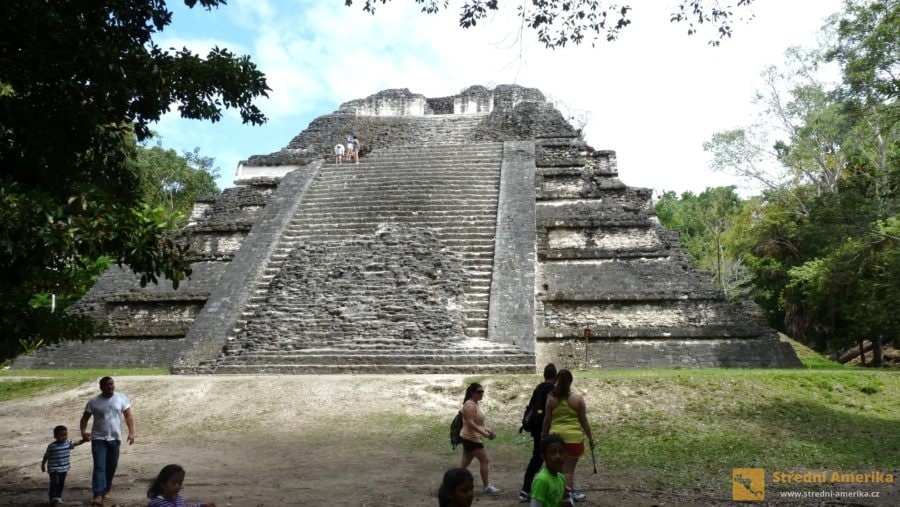 Guatemala. Zbytky mayského Tikalu jsou od roku 1979 na seznamu světového dědictví UNESCO.