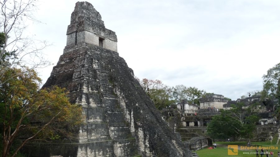 Guatemala, mayský Tikal. V areálu je možno i přestat