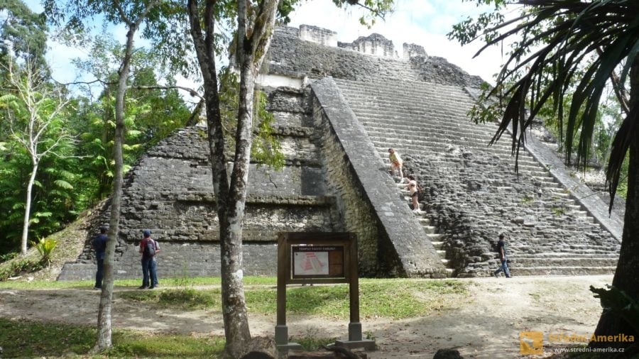 Guatemala, Tikal. V rozsáhlém prostoru mayských ruin se turisté pohybují sami nebo s průvodcem.