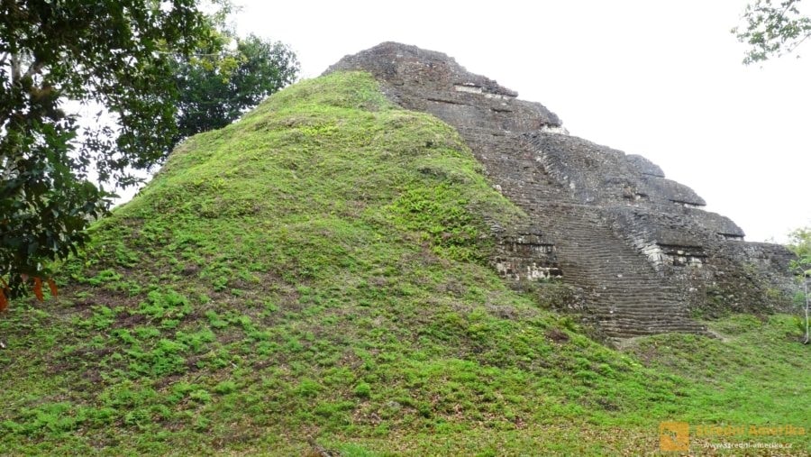 Guatemala, ruiny mayského Tikalu. Opuštěné město pohltila džungle.