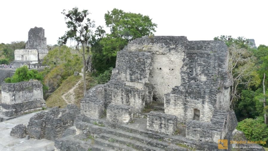 Guatemala, ruiny mayského Tikalu. Areál je otevřen denně od šesti ráno do 18 hodin večer.