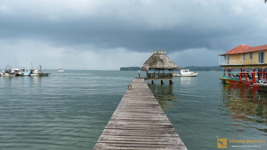 Livingston se nachází ve východní Guatemale, na břehu Honduraského zálivu.