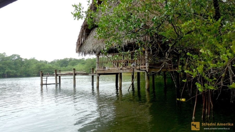 Kolové stavení na Rio Dulce. Kanoe není před domem, obyvatelé zřejmě jeli za obchodem.