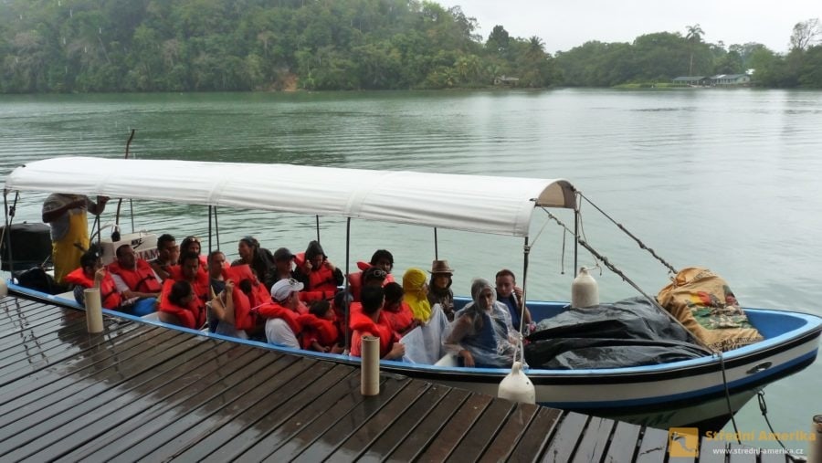 Guatemala, Rio Dulce. Po řece jsou provozovány vyhlídkové plavby.