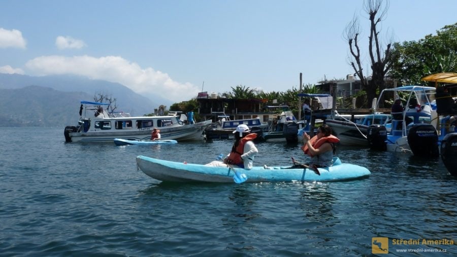 Guatemala, San Pedro. Ve městě je několik půjčoven vodáckého vybavení.