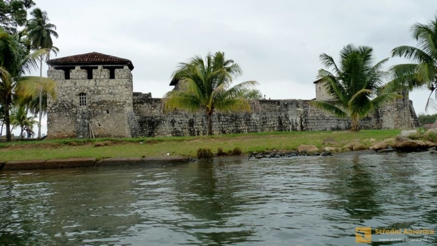 Guatemala, pevnostní hrad Castillo de San Felipe de Lara.