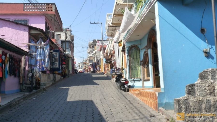 Guatemala, Santiago Atitlán. Městečko položené u jezera Atitlán