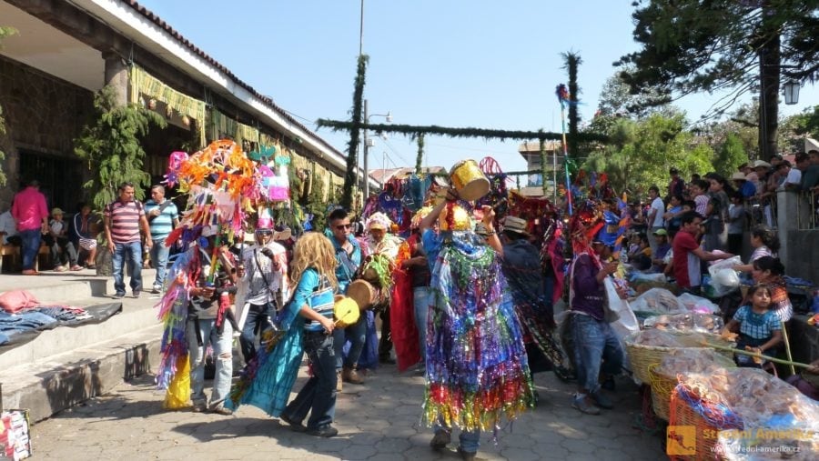 Guatemala. V Santiagu Atitlán se každoročně v březnu koná velký festival hudby a umění.