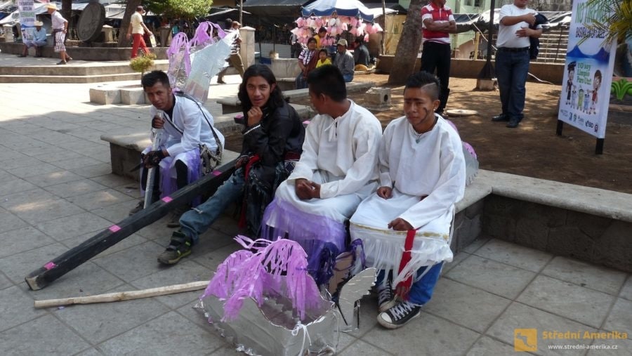 Santiago Atitlán. Protagonisté velikonoční pouliční hry.