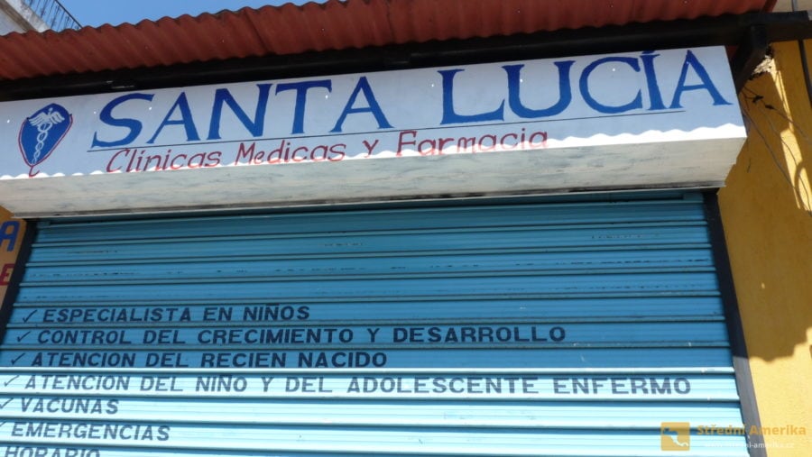 Guatemala. Klinika v mayském městě Chichicastenangu.