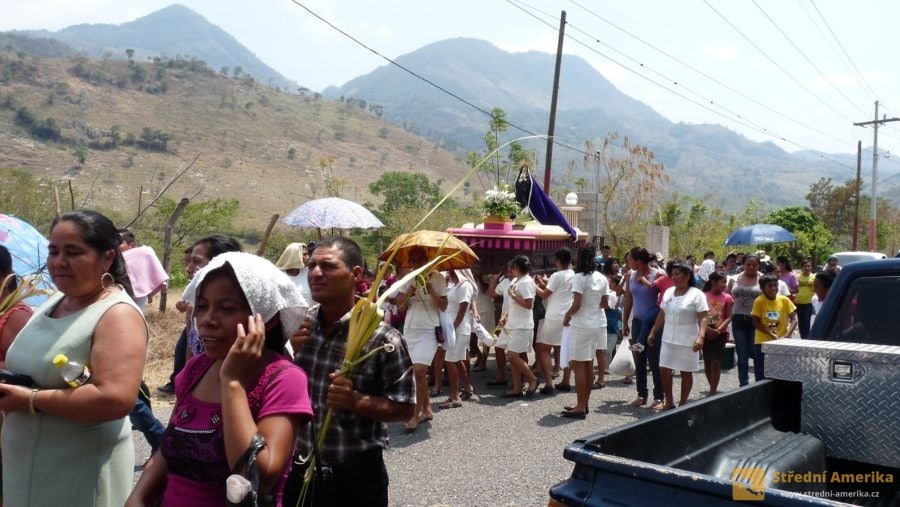 Guatemala, Květná neděle, procesí poblíž honduraské hranice. V bílém oděvu členky Mariánské družiny.